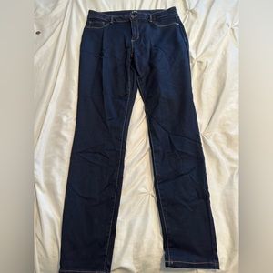 Woman’s dark wash d.jeans